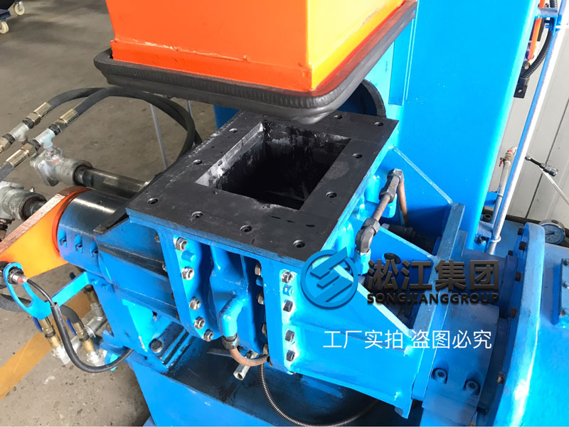 為了把控橡膠接頭膠料穩(wěn)定性實驗室新增一臺三升密煉機 為了把控橡膠接頭膠料穩(wěn)定性實驗室新增一臺三升密煉機