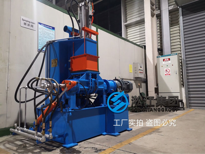 為了把控橡膠接頭膠料穩(wěn)定性實驗室新增一臺三升密煉機 為了把控橡膠接頭膠料穩(wěn)定性實驗室新增一臺三升密煉機