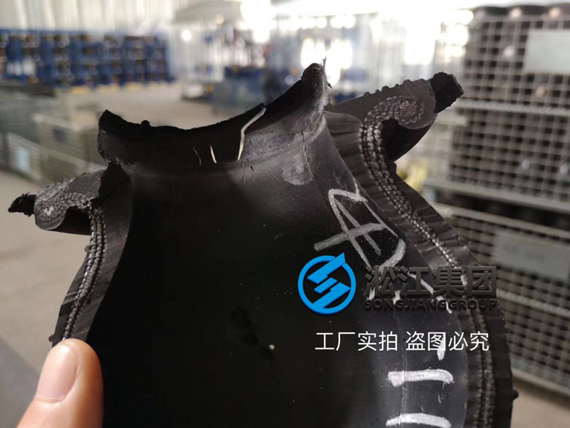 為了把控橡膠接頭膠料穩(wěn)定性實驗室新增一臺三升密煉機 為了把控橡膠接頭膠料穩(wěn)定性實驗室新增一臺三升密煉機