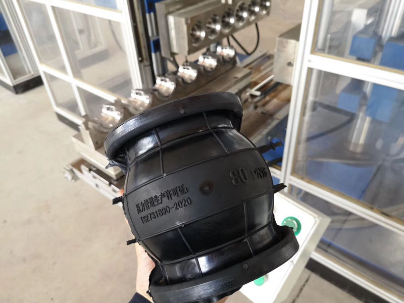 為了把控橡膠接頭膠料穩(wěn)定性實驗室新增一臺三升密煉機 為了把控橡膠接頭膠料穩(wěn)定性實驗室新增一臺三升密煉機