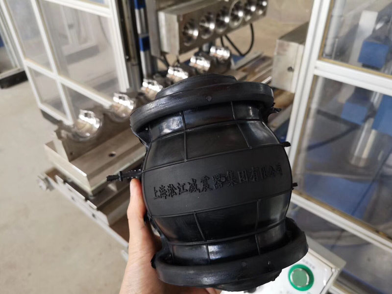 為了把控橡膠接頭膠料穩(wěn)定性實驗室新增一臺三升密煉機 為了把控橡膠接頭膠料穩(wěn)定性實驗室新增一臺三升密煉機